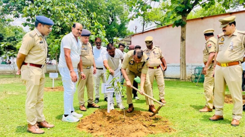 विश्व पर्यावरण दिवस के अवसर पर पुलिस अधीक्षक द्वारा किया गया वृहत स्तर पर वृक्षारोपण,