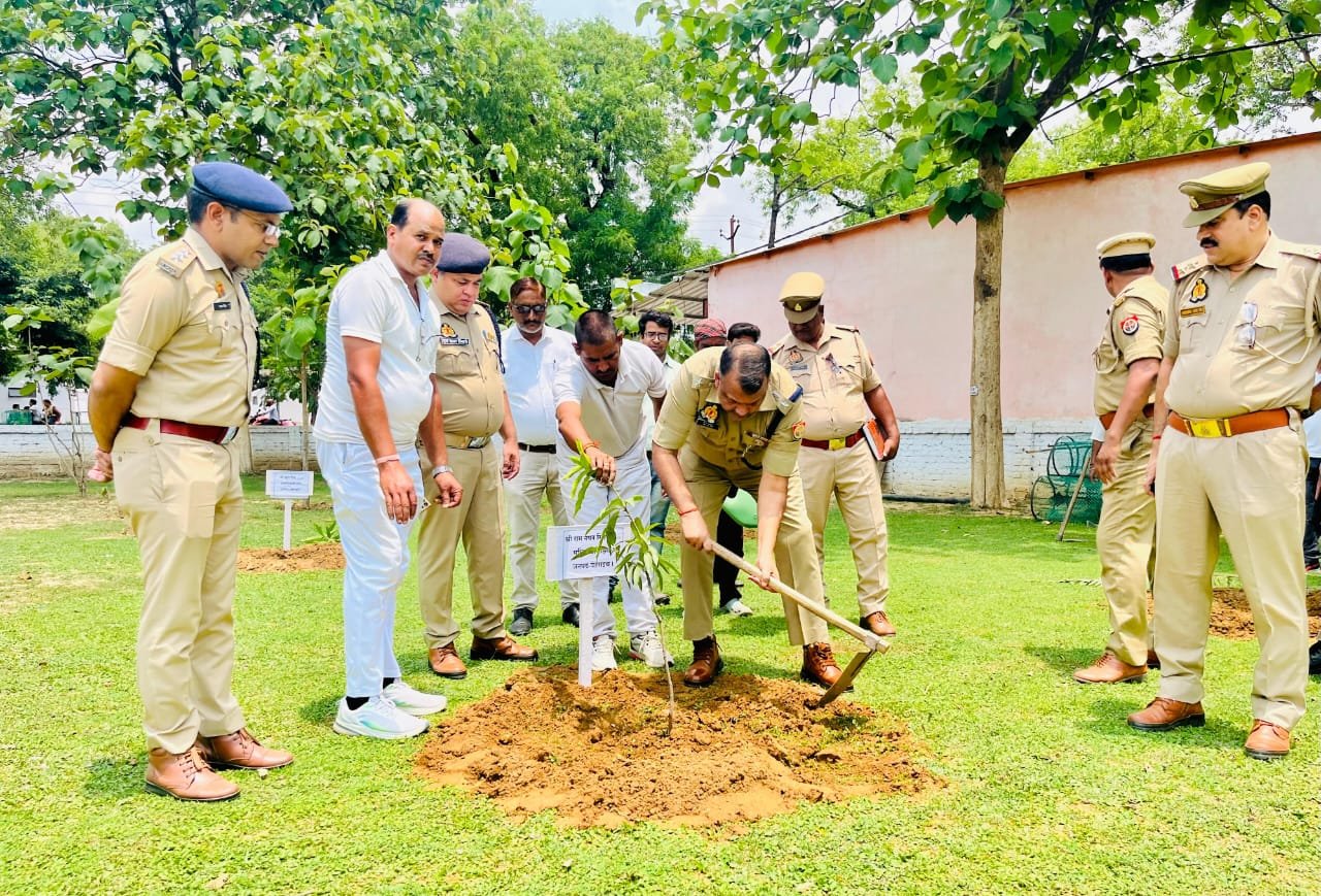 विश्व पर्यावरण दिवस के अवसर पर पुलिस अधीक्षक द्वारा किया गया वृहत स्तर पर वृक्षारोपण,