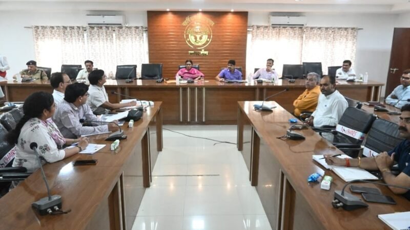 आगामी अंतर्राष्ट्रीय योग दिवस को लेकर डी एम बांदा ने बुलाई बैठक।