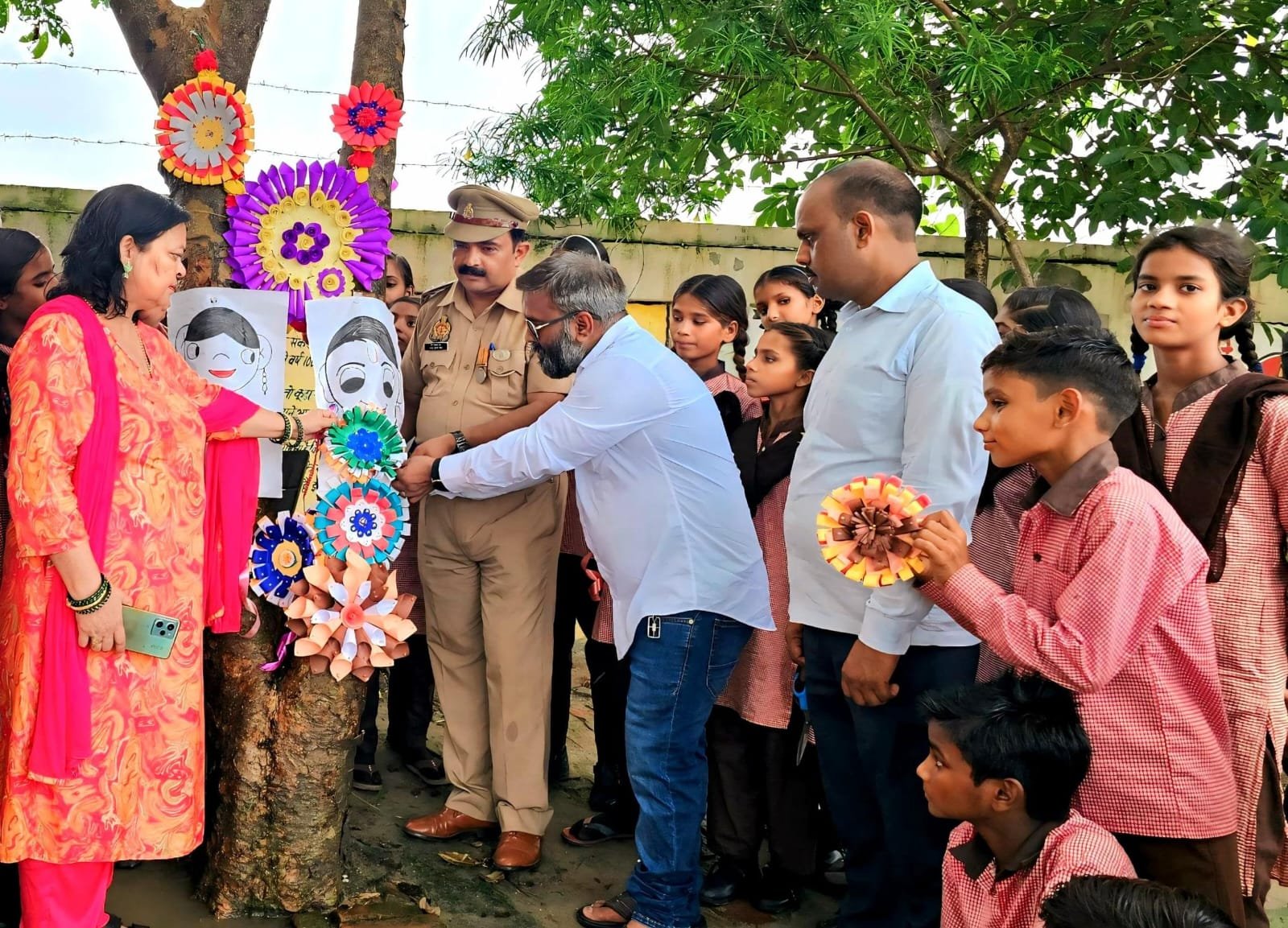 ट्री मैन सब इंस्पेक्टर अनूप मिश्रा की अनूठी पहल : वृक्ष रक्षा बंधन पेड़