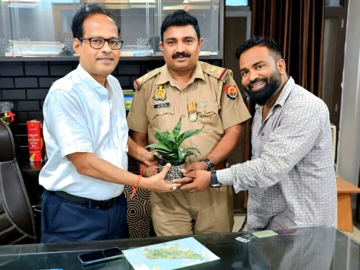 पितृपक्ष में शहीद सैनिकों और पुलिसकर्मियों को श्रद्धांजलि दे रहा ग्रीन एंड क्लीन यूपी कैंपेन.