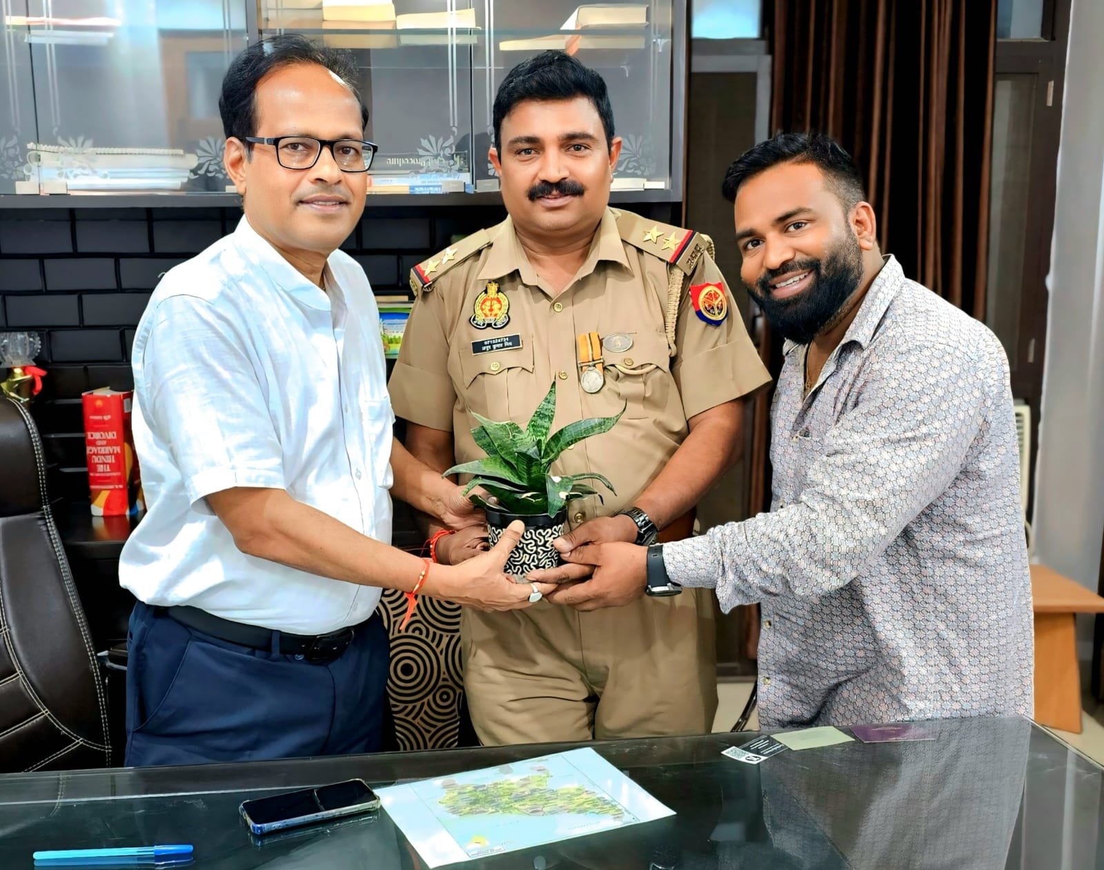 पितृपक्ष में शहीद सैनिकों और पुलिसकर्मियों को श्रद्धांजलि दे रहा ग्रीन एंड क्लीन यूपी कैंपेन.