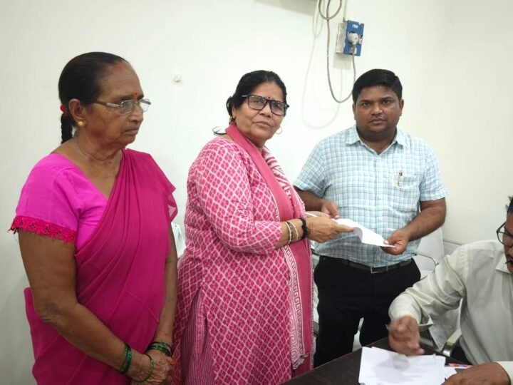 गुलाबी गैंग की राष्ट्रीय अध्यक्ष ने विद्युत अभियंता को दिया ज्ञापन