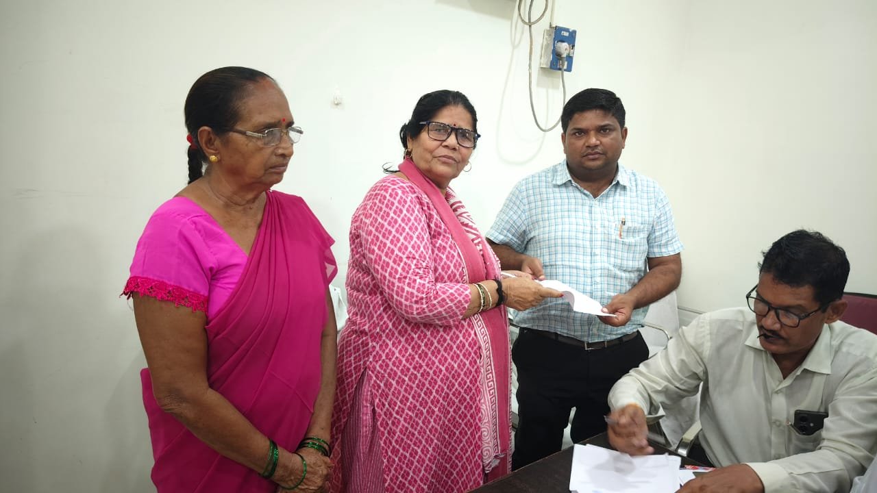 गुलाबी गैंग की राष्ट्रीय अध्यक्ष ने विद्युत अभियंता को दिया ज्ञापन