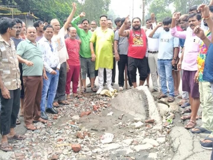 40 दुकान चौराहे पर धंसा 30 फीट नाला, सैकड़ों दुकानों में घुसा गंदा पानी….