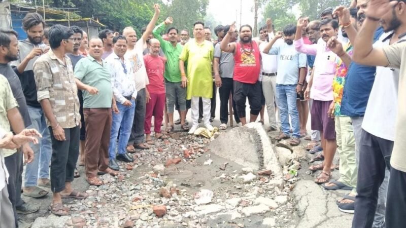 40 दुकान चौराहे पर धंसा 30 फीट नाला, सैकड़ों दुकानों में घुसा गंदा पानी….