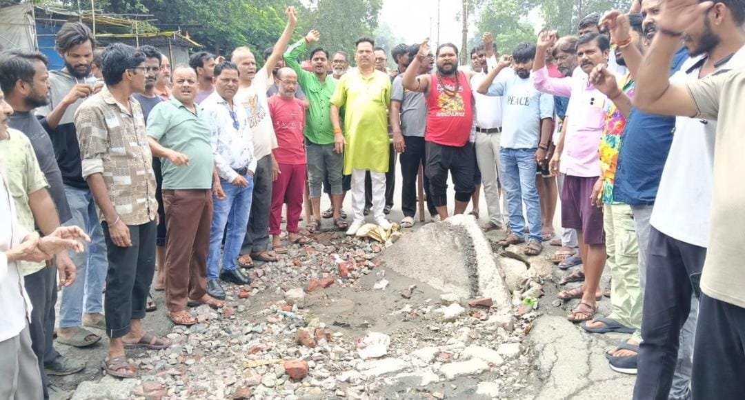 40 दुकान चौराहे पर धंसा 30 फीट नाला, सैकड़ों दुकानों में घुसा गंदा पानी….