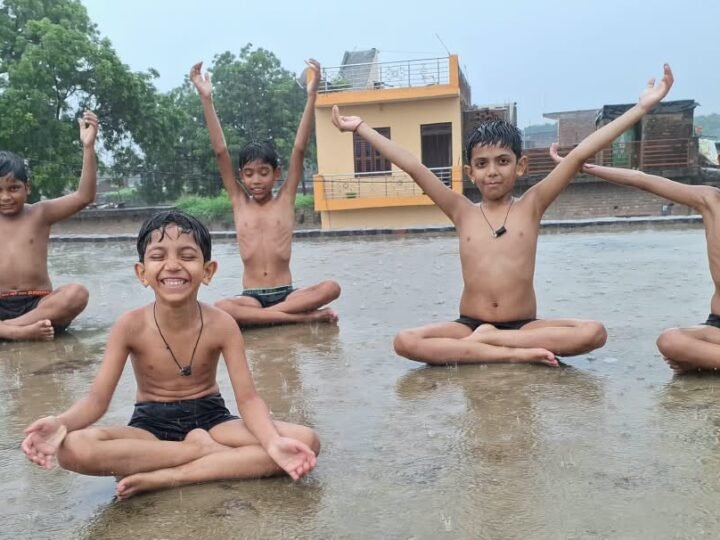 सावन की रिमझिम फुहारों पर थिरकता बचपन, खिलौनों से बड़ी निकलीं बारिश की बूंदे….