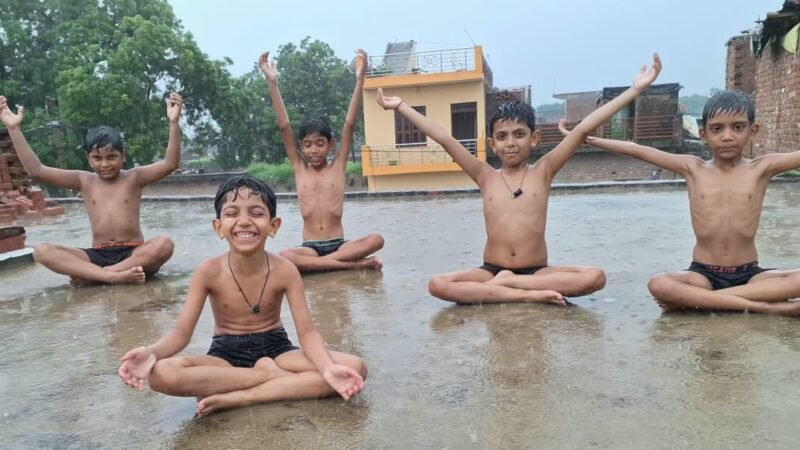 सावन की रिमझिम फुहारों पर थिरकता बचपन, खिलौनों से बड़ी निकलीं बारिश की बूंदे….