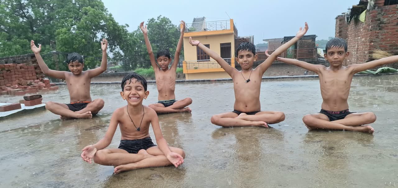 सावन की रिमझिम फुहारों पर थिरकता बचपन, खिलौनों से बड़ी निकलीं बारिश की बूंदे….