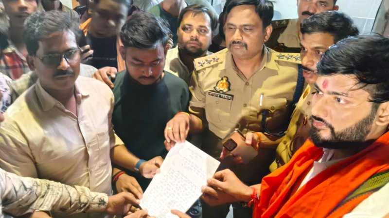 प्रतिबंधित मांस की सूचना पर दो युवक पकड़े, जूही थाने में प्रदर्शन