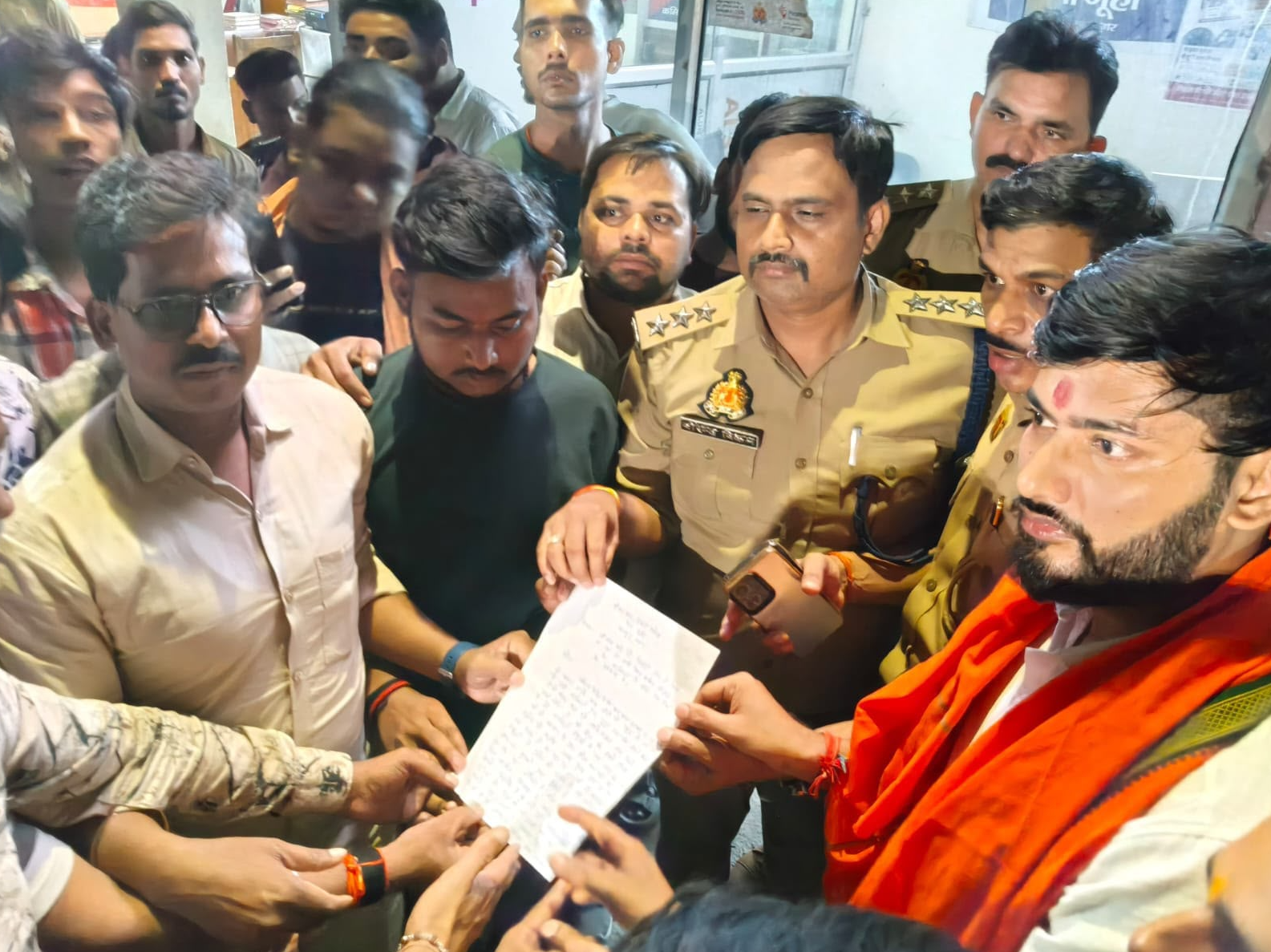 प्रतिबंधित मांस की सूचना पर दो युवक पकड़े, जूही थाने में प्रदर्शन