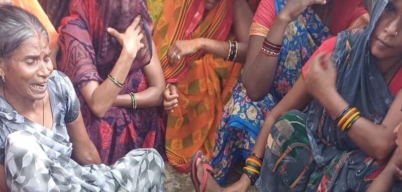 शटडाउन के दौरान अचानक चालू हुई बिजली, खंभे पर काम कर रहे लाइनमैन की करंट से मौत