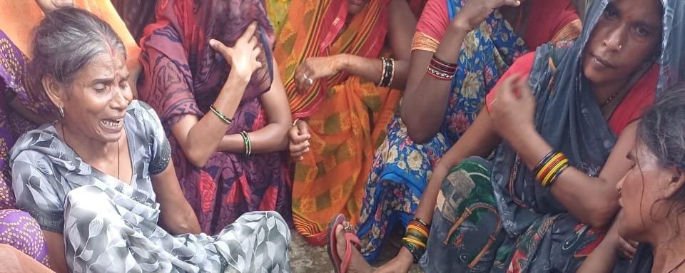 शटडाउन के दौरान अचानक चालू हुई बिजली, खंभे पर काम कर रहे लाइनमैन की करंट से मौत