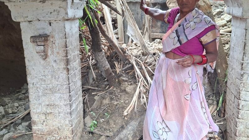 बारिश ने छीनी शारदा की छत, मलबे में दबी गृहस्थी और टूटे हाथ के साथ छप्पर के नीचे जिंदगी