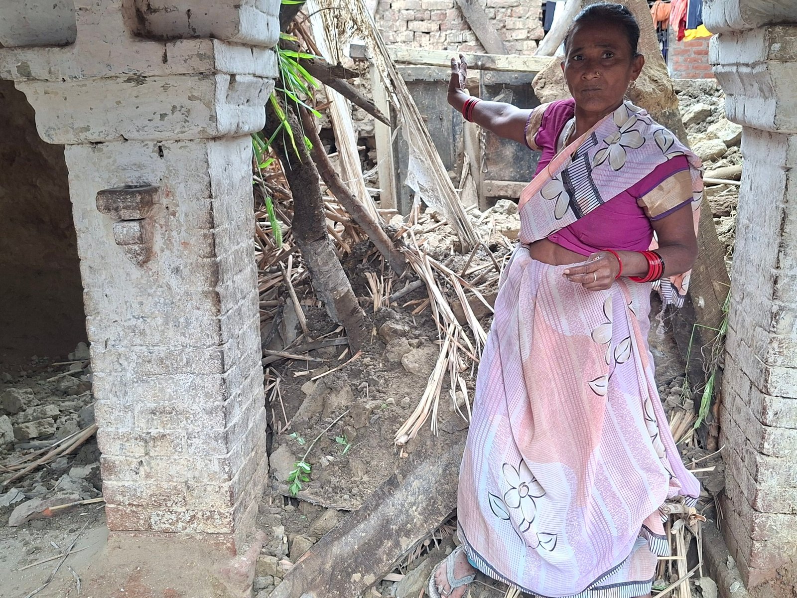 बारिश ने छीनी शारदा की छत, मलबे में दबी गृहस्थी और टूटे हाथ के साथ छप्पर के नीचे जिंदगी
