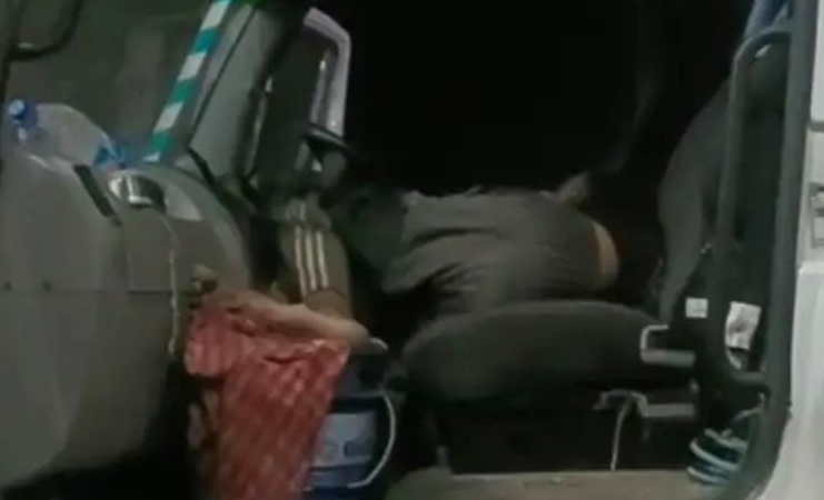 खड़े DCM में मिला चालक का शव, पुलिस ने कागजात से की पहचान