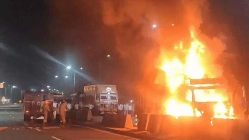 कोयला नगर एलिवेटेड पुल पर मूंगफली लदे डीसीएम में लगी आग, पांच किमी लंबा जाम