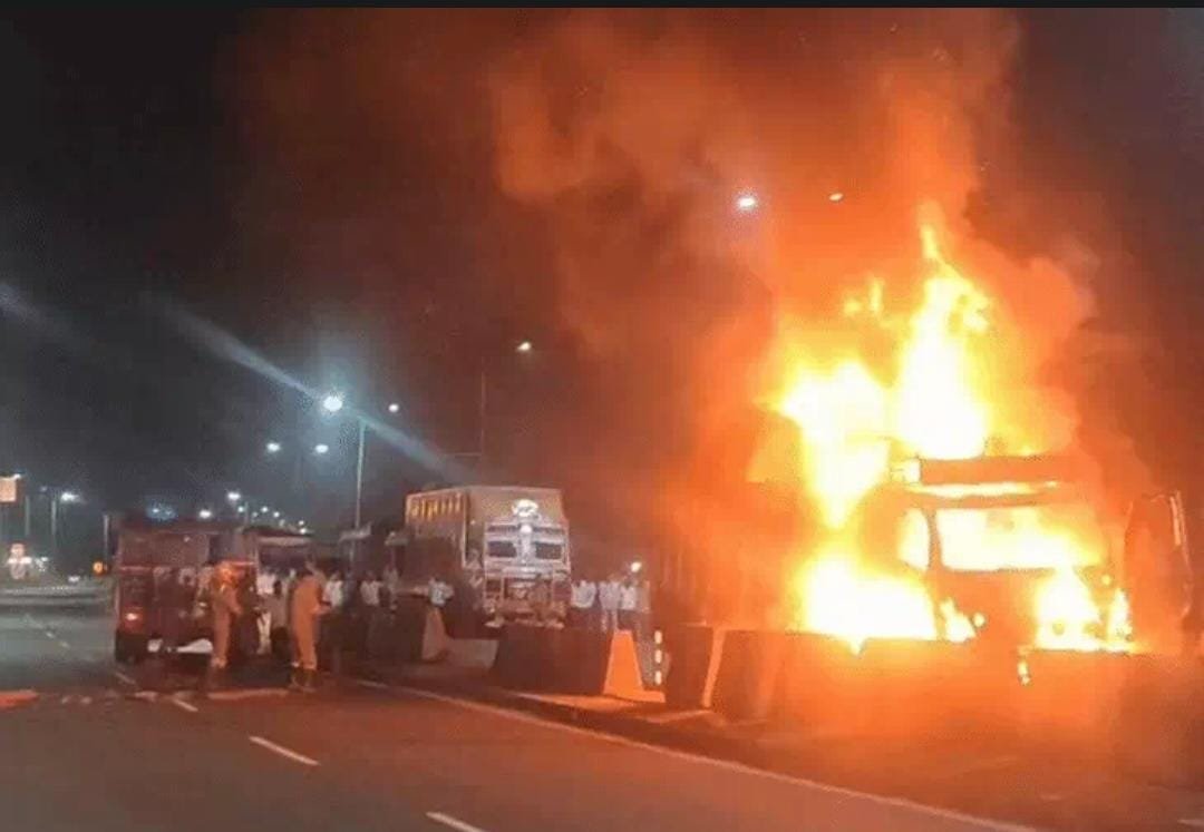 कोयला नगर एलिवेटेड पुल पर मूंगफली लदे डीसीएम में लगी आग, पांच किमी लंबा जाम