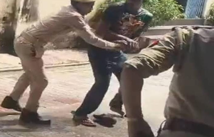 कलेक्ट्रेट में डीजल डालकर आत्मदाह का प्रयास, पुलिस ने माचिस छीनी