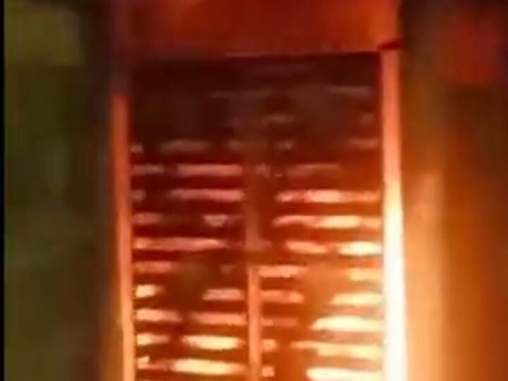मानसिक रूप से अस्वस्थ चमड़ा कारोबारी ने तीन बाइकों में लगाई आग