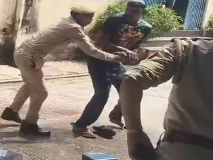 कलेक्ट्रेट में डीजल डालकर आत्मदाह का प्रयास, पुलिस ने माचिस छीनी