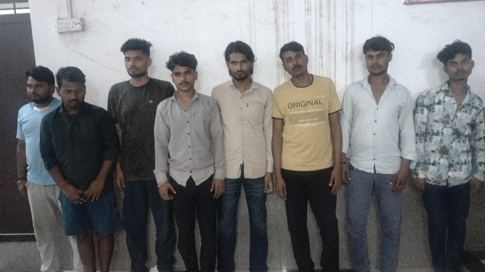 पतारा में मोबाइल की रोशनी में जुआ खेलते आठ गिरफ्तार