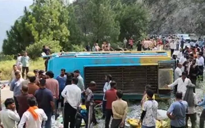 जम्मू-कश्मीर के रियासी में बड़ा हादसा, मिनी बस पलटने से दो लोगों की मौत, कई घायल