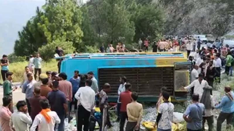 जम्मू-कश्मीर के रियासी में बड़ा हादसा, मिनी बस पलटने से दो लोगों की मौत, कई घायल