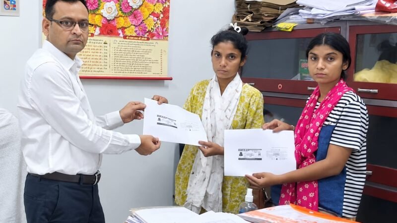 भाई के इलाज की चिंता लेकर जनता दर्शन पहुंचीं दो बहनें, कुछ घंटों में बना आयुष्मान कार्ड