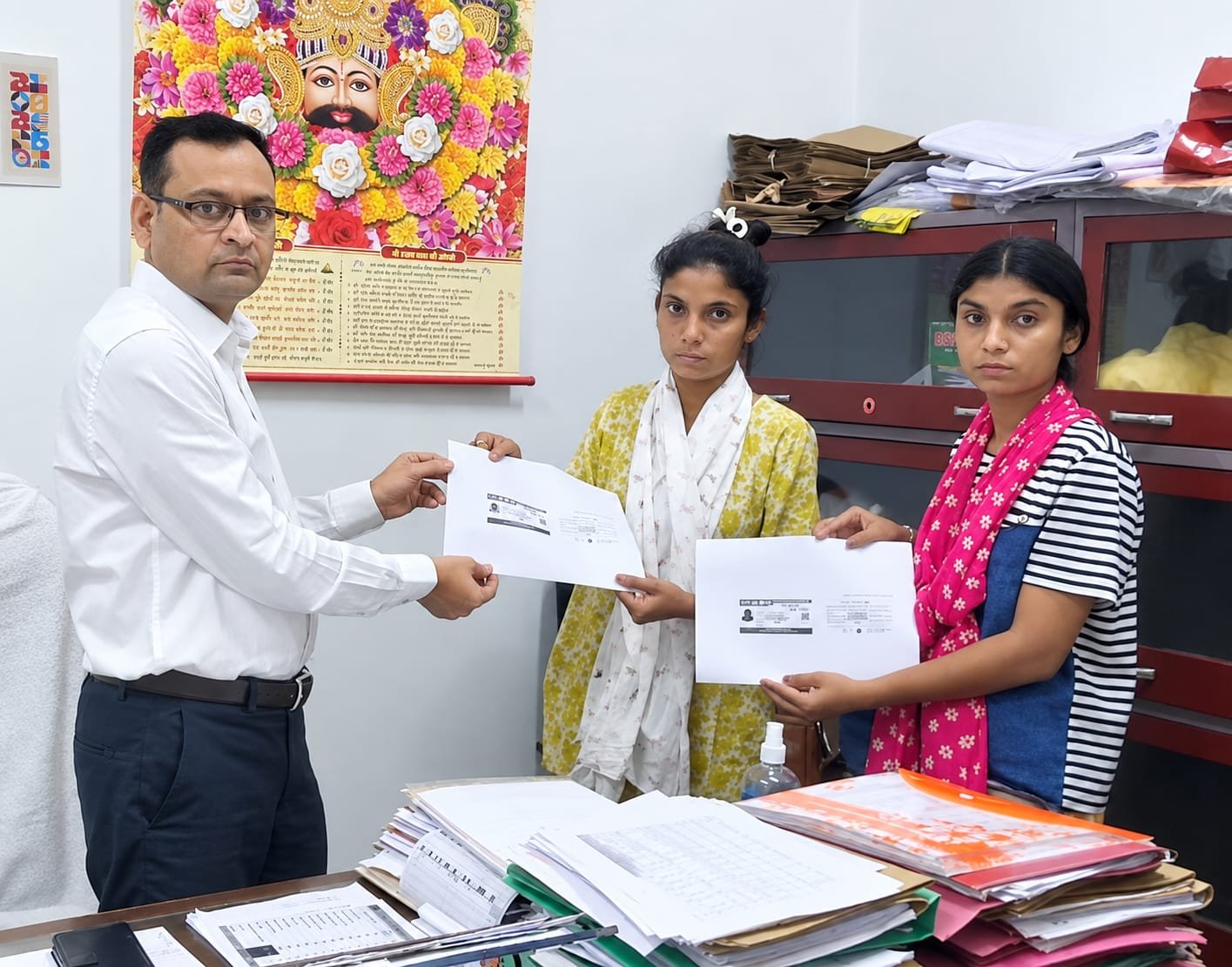 भाई के इलाज की चिंता लेकर जनता दर्शन पहुंचीं दो बहनें, कुछ घंटों में बना आयुष्मान कार्ड