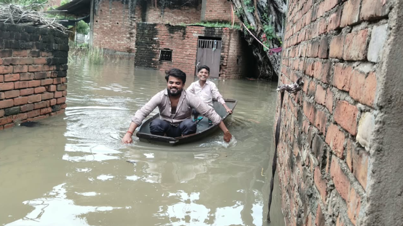 बारिश से बिधनू बेहाल, घरों में कैद जिंदगी; गलियों में चल रही नाव