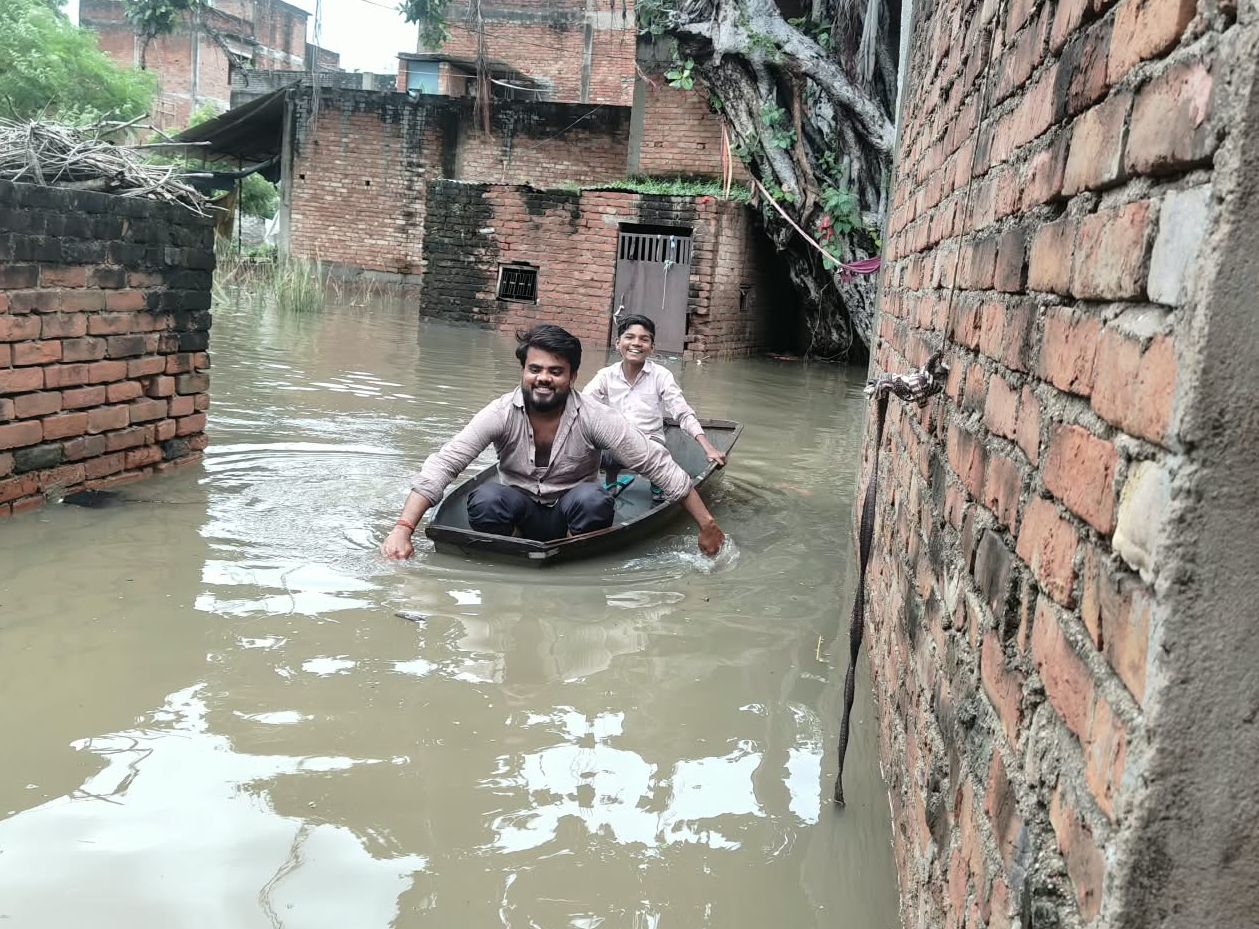 बारिश से बिधनू बेहाल, घरों में कैद जिंदगी; गलियों में चल रही नाव