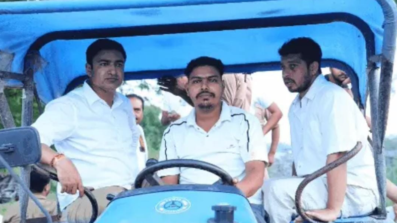 ट्रैक्टर से बाढ़ प्रभावित क्षेत्रों में पहुंचे विधायक अभिजीत सिंह सांगा, दो दिन में गिरे मकानों का सर्वे कराने के निर्देश