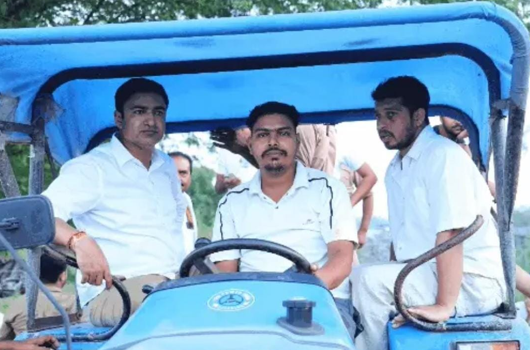 ट्रैक्टर से बाढ़ प्रभावित क्षेत्रों में पहुंचे विधायक अभिजीत सिंह सांगा, दो दिन में गिरे मकानों का सर्वे कराने के निर्देश