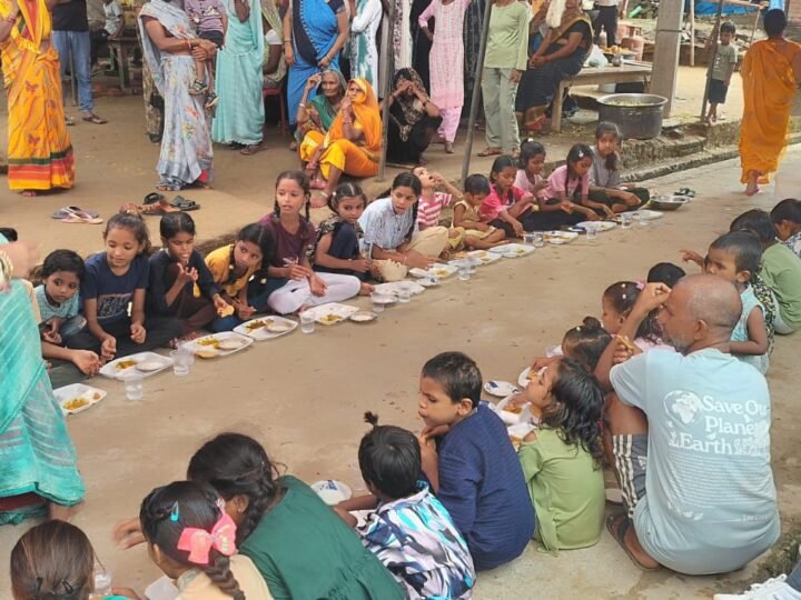 गणेश महोत्सव के समापन पर ग्रामीणों ने कराया विशाल भंडारा