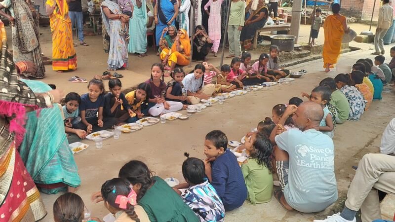गणेश महोत्सव के समापन पर ग्रामीणों ने कराया विशाल भंडारा