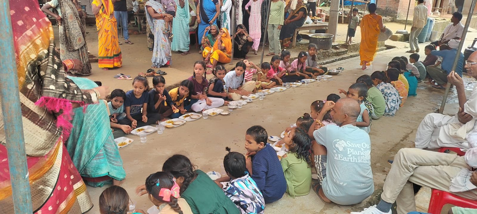 गणेश महोत्सव के समापन पर ग्रामीणों ने कराया विशाल भंडारा