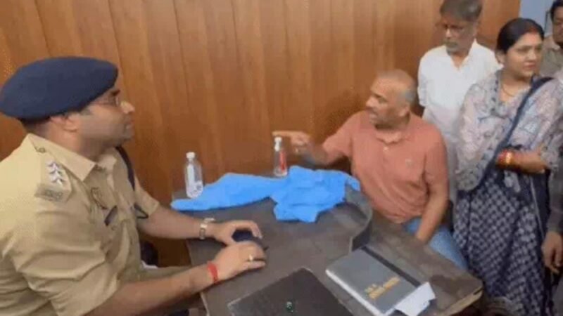 चौकी से युवक को बाहर लाने पर आमने-सामने सपा विधायक और भाजपा पार्षद