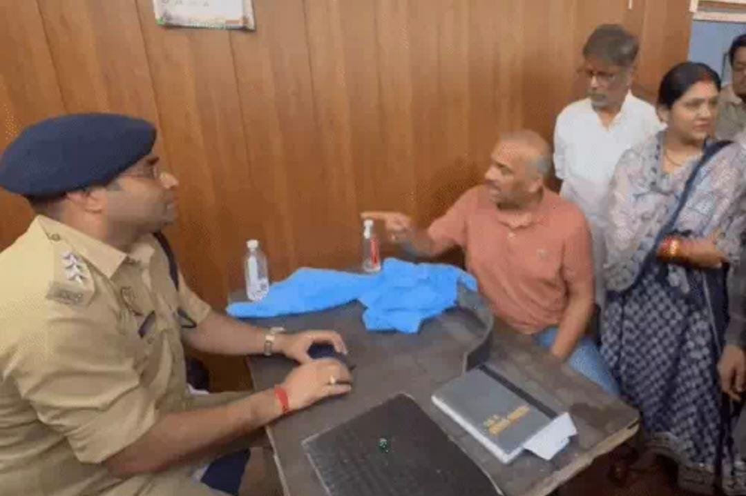 चौकी से युवक को बाहर लाने पर आमने-सामने सपा विधायक और भाजपा पार्षद