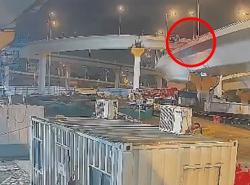 मुंबई में BMW फ्लाईओवर से 75 फीट नीचे गिरी:3 मौतें, 1 घायल; चारों की उम्र 17 से 23 के बीच, मरीन ड्राइव से लौट रहे थे