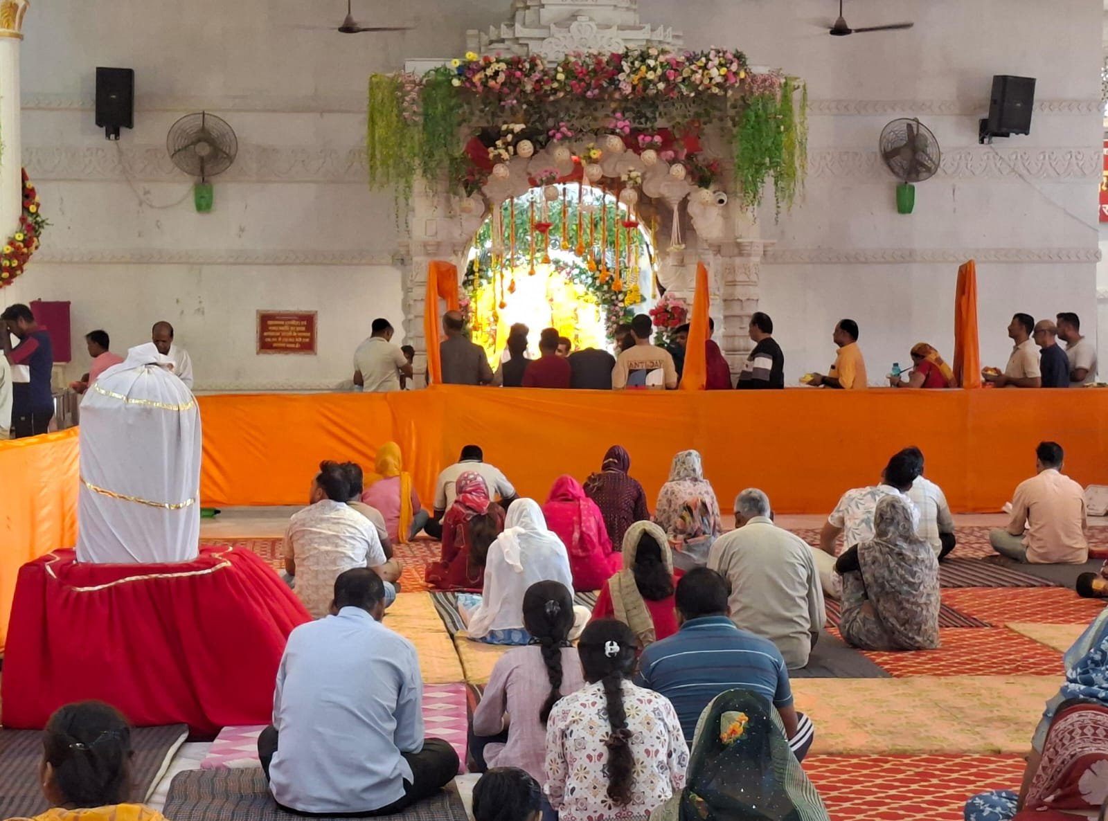 बुढ़वा मंगल पर मंदिरों में उमड़ा आस्था का सैलाब