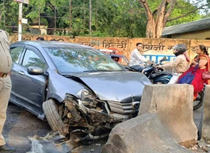 गड्ढे से बचने में अनियंत्रित कार डिवाइडर से टकराई