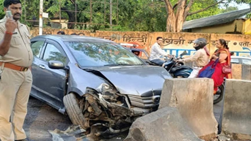 गड्ढे से बचने में अनियंत्रित कार डिवाइडर से टकराई