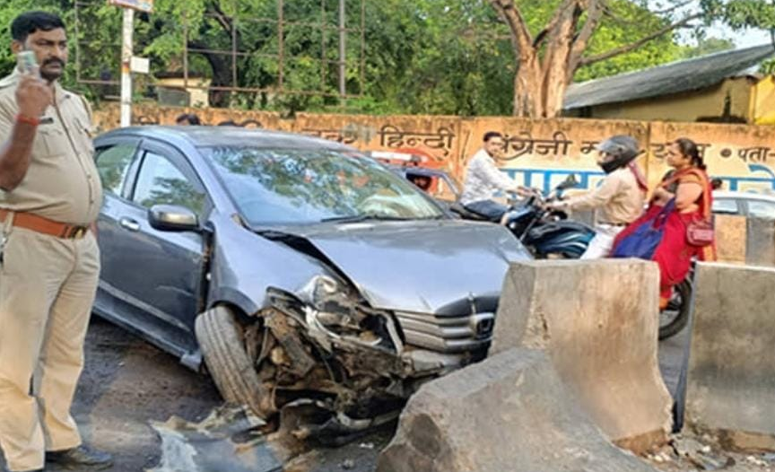 गड्ढे से बचने में अनियंत्रित कार डिवाइडर से टकराई