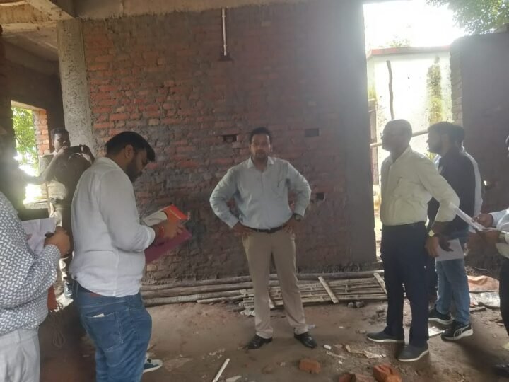 घटिया निर्माण देख भड़के सीडीओ, सामग्री की लैब जांच के निर्देश