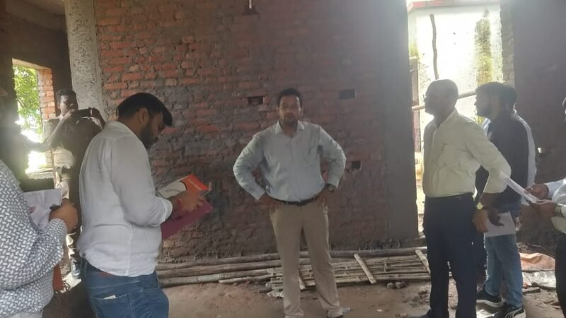 घटिया निर्माण देख भड़के सीडीओ, सामग्री की लैब जांच के निर्देश