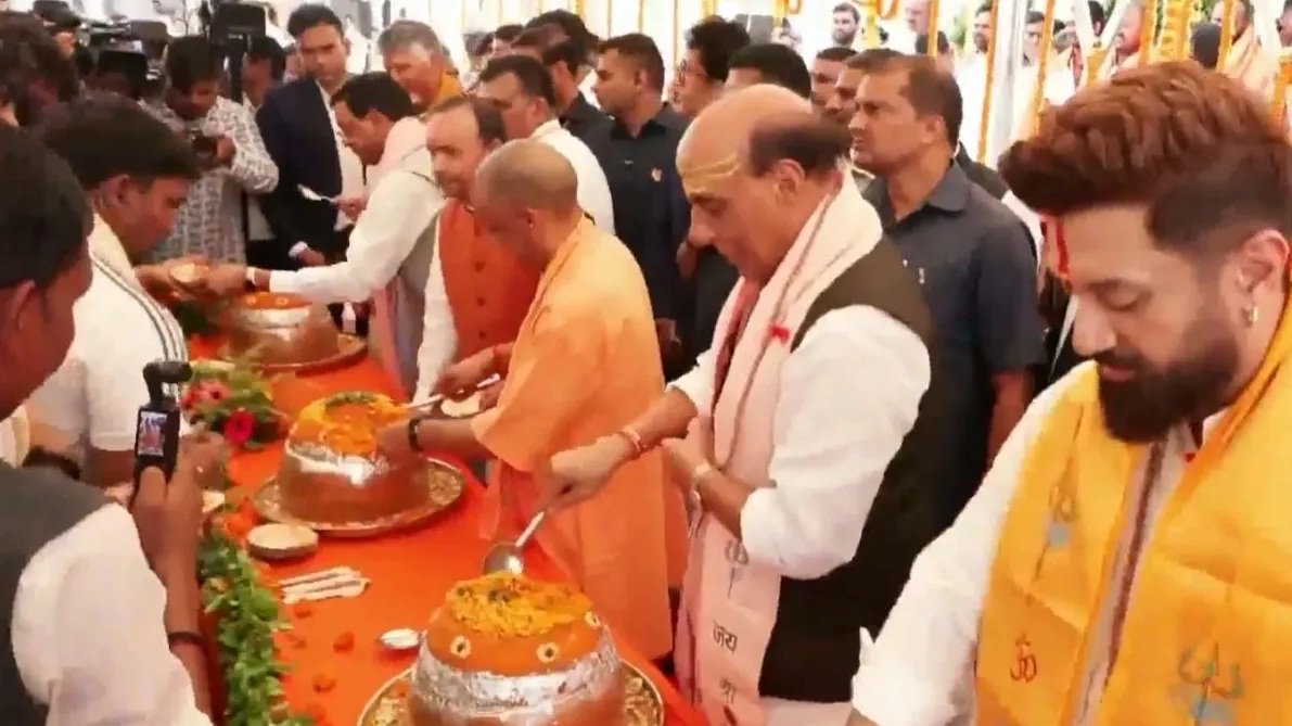 राजनाथ सिंह और CM योगी ने PM मोदी के जन्मदिन पर भंडारे में बांटा प्रसाद, वाराणसी के मंदिर में पूजा भी की