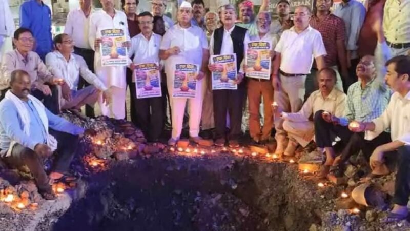 गड्ढे में बैठकर कांग्रेस ने जलाया दीया, शहर की बदहाल सड़कों पर जताया विरोध
