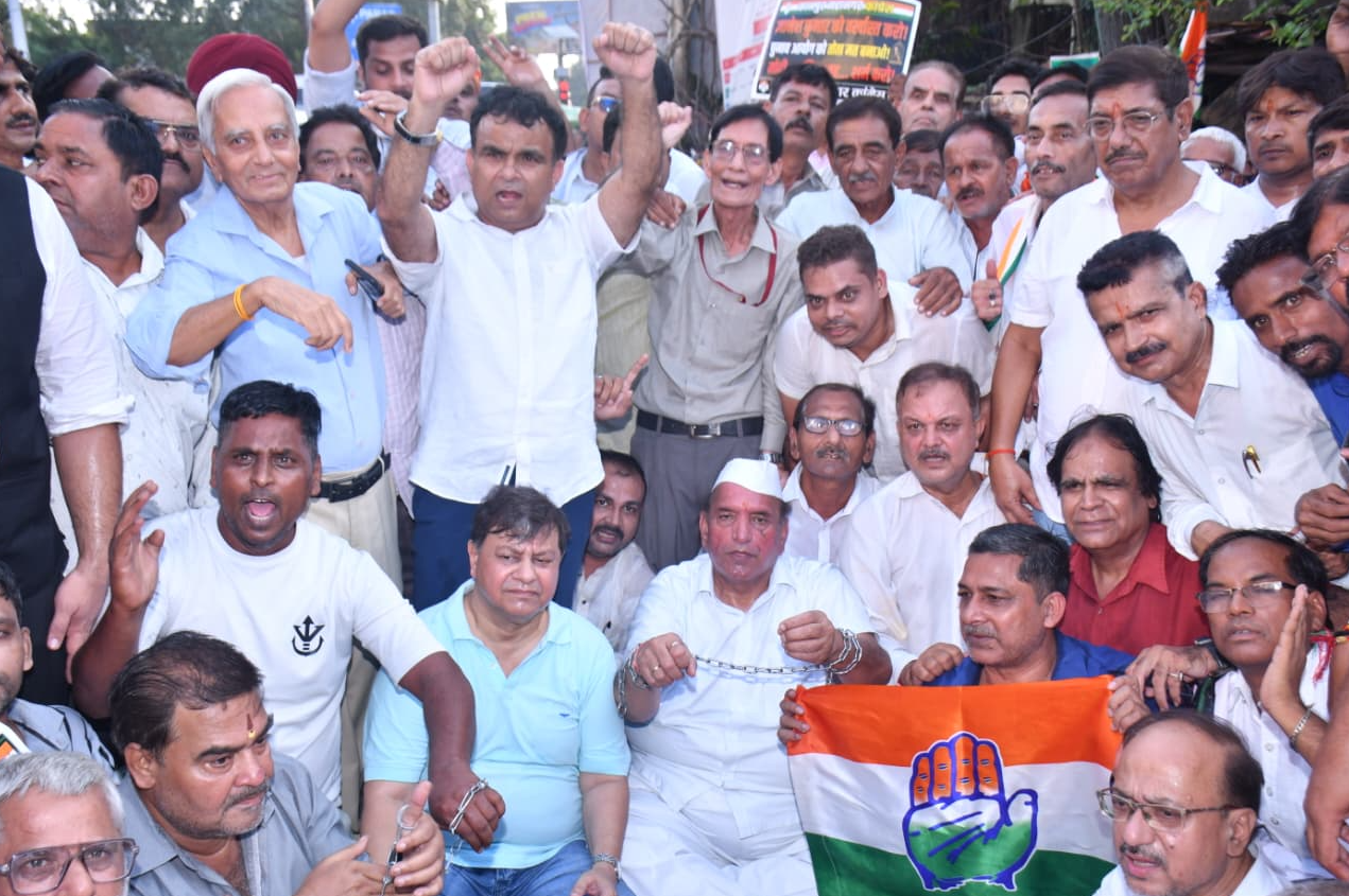 कांग्रेस ने निकाली विशाल पदयात्रा
